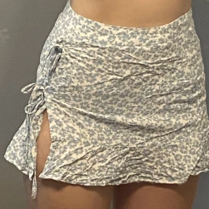 Sommrig kjol - Jättesöt blommig kjol från pull&bear Perfekt för sommarn☀️ Kan mötas upp/ skicka💕