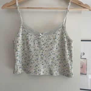 Brandy Melville topp - Super söt topp! Köparen står för frakten💞