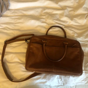 Vintage läder axelremsväska  - Brun vintage läder axelremsväska, stor och lång, med många fack 