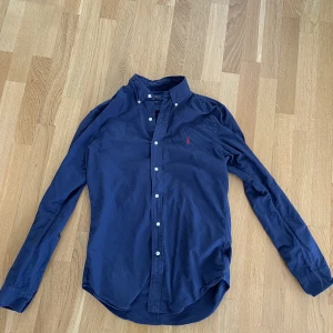 Ralph lauren skjorta  - Ralph lauren skjorta i storlek S   Slim fit - marin blå 