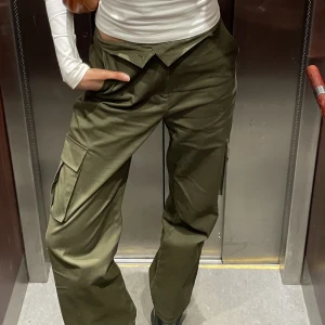 Cargobyxor - Cargobyxor från Adanola. Byxorna är nedlagda för extra längd och har små ”fransar nedtill”.