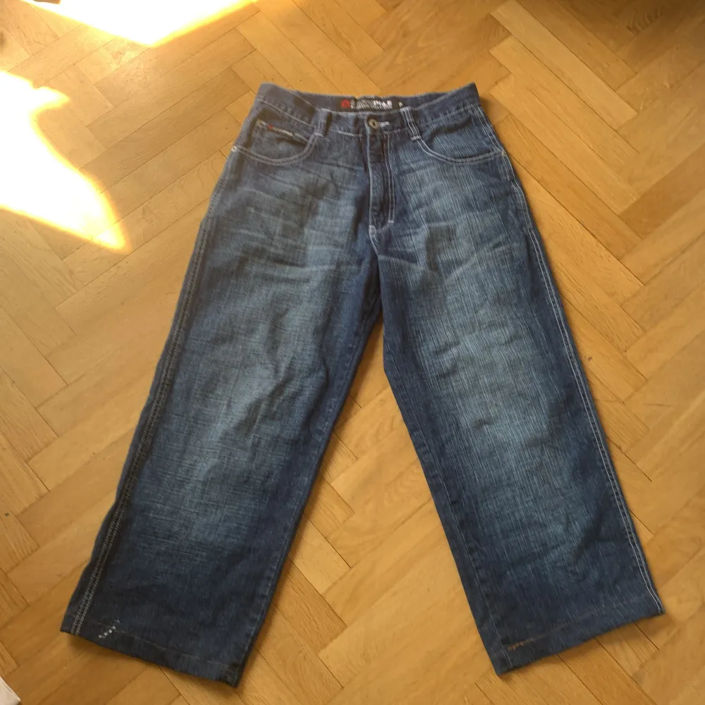 Hej säljer de snygga southpole baggy jeans. De är i ett bra vintage skick och har som en snygg fade på benen skriv om ni vill ha mått eller har frågor.. Jeans & Byxor.