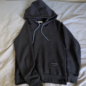Svart Hoodie - Tiger of Sweden - Jätteskön hoodie från Tiger of Sweden av lite tyngre bra material! Bra skick inga skador 😇