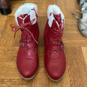 Varma röda vinterskor - Fina röda och fluffiga stövletter med låg klack från Din Sko. Storlek 37