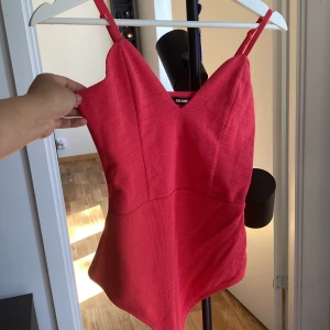 Rosa topp - Rosa topp från bik bok i nyskick, endast testad , fin till sommaren, sitter tajt på kroppen
