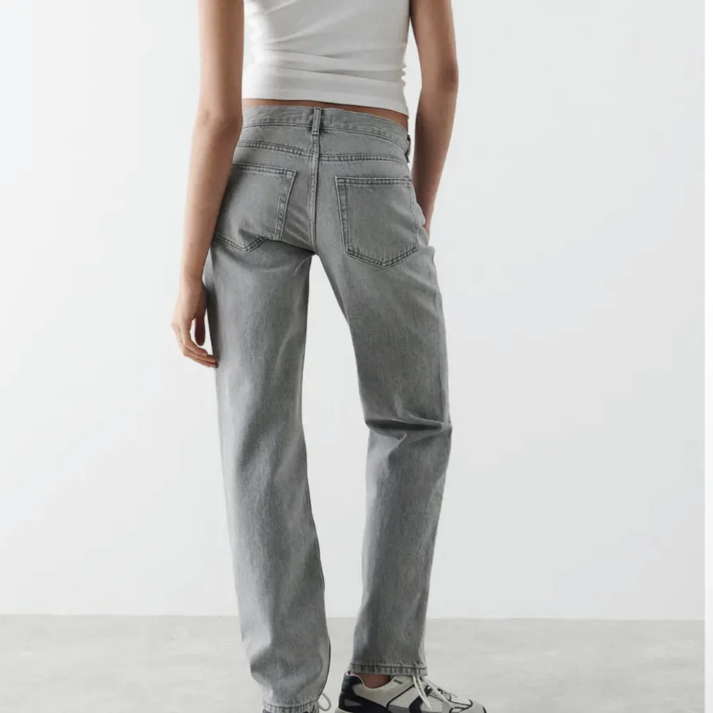 Säljer dessa gråa lågmidjade jeansen från Gina tricot. Endast använda fåtal gånger så i fint skick💕💕 Nypris 499kr. Skriv vid frågor eller intresse!. Jeans & Byxor.
