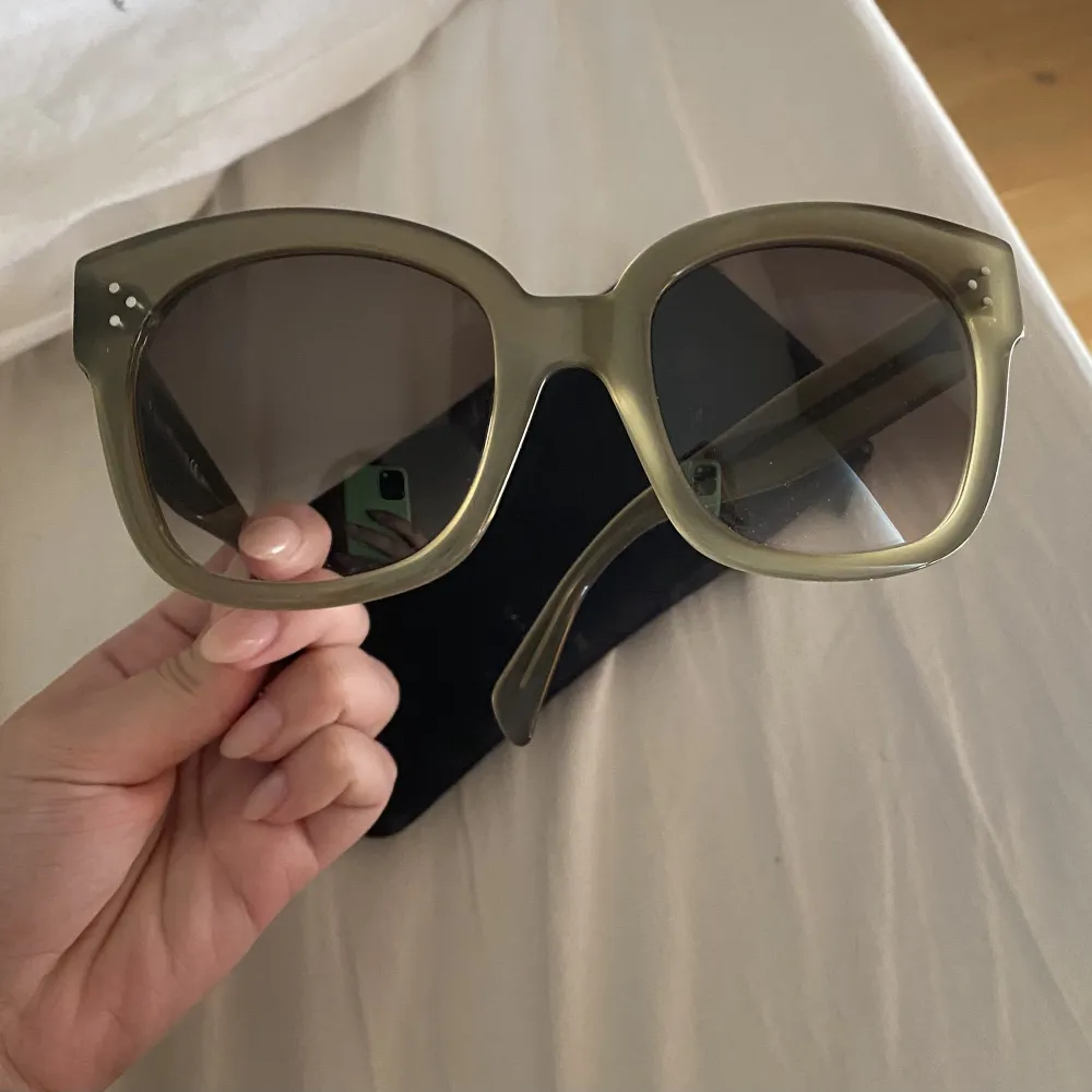 Säljer nästintill oanvända solglasögon från Celine i grönt!  Osäker på nypris då dom har gått upp en del i pris sedan jag köpte dom. Inga defekter eller liknande!  Säljer för 2000kr💖. Accessoarer.