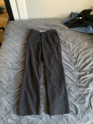 Kostymbyxor från Weekday  - Ett par fina kostymbyxor från Weekday som går över skorna! Perfekta till sommaren! 