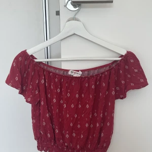 Topp  - En så söt croppad topp från H&M X Coachella. Perfekt till festival! 💕   Säljes pga: använder inte längre. 