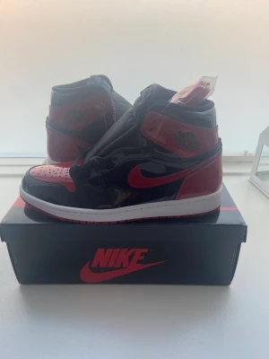 Jordan 1 Patent Bred - säljer mina helt nya patent bred 1or storlek 43. Köpta via SNKRS på drop.