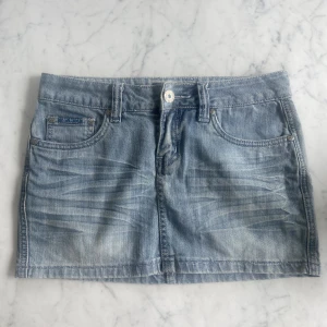 Jeanskjol - Helt basic supergullig jeanskjol🫶🏽storlek 27, passar mig med xs, men går också på S 