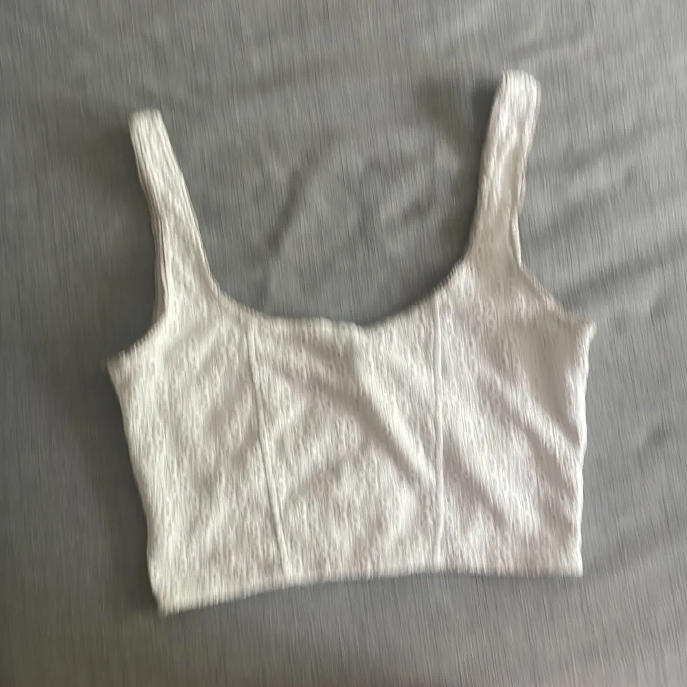 Vit tank top från H&m använt få tal gånger säljer för 40kr. Toppar.