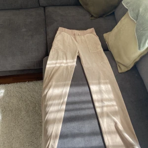 Beiga juicy - Jag säljer nu mina beiga juicy byxor i strl s då jag inte använder dom längre! Dom är i bra skick och inte så mycket använda. Jag är 165 och dom sitter bra i längden för mig, ( liite långa )