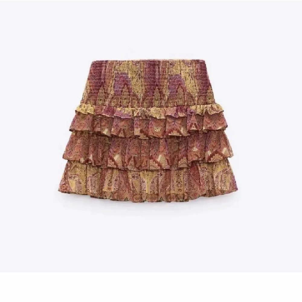 intressekoll på denna kjol från zara, säljer endast vid bra bud och jag tar inga bud under 500❤️. Kjolar.