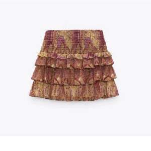 intressekoll på denna kjol från zara, säljer endast vid bra bud och jag tar inga bud under 500❤️