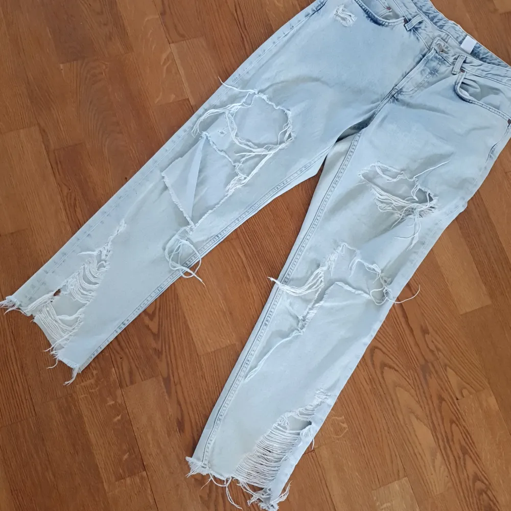 Stentvättade jeans med hål lite här och där. Ser söndriga ut, men har hört att de ska se ut så här.  Boyfriend, Low waist & Denim. . Jeans & Byxor.