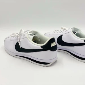 NIKE CORTEZ svart/vit - Använda i väldigt bra skick, utan låda. 36 svart/vitt Om ni är intresserade eller vill ha fler bilder skriv gärna på insta eller sms:a till 0734233312