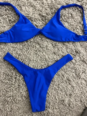 Oanvänd bikini - Säljer en helt oanvänd bikini från SHEIN i storlek s. Säljer då underdelen är för stor och överdelen för liten. Säljs för 75kr plus frakt. TRYCK INTE PÅ KÖP NU