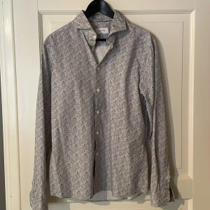 Eton Skjorta - Otroligt snygg Eton skjorta i fint skick! Storlek 41 vilket motsvarar Large, super slim. Nypris 1700kr.