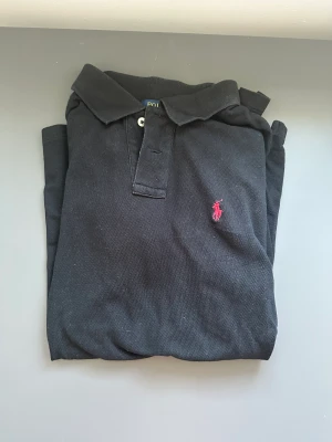 Ralph Lauren Piké - Välanvänd piké men som fortfarande är i bra skick, inga synliga skador. Skriv till mig om du har frågor eller om fler bilder önskas så fixar jag!🫶