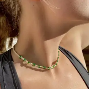 Ett handgjort mackrame halsband med vit bomullstråd och gröna glaspärlor i blomm motiv!💚 halsbandets storlek kan justeras och har två snören bak till de. Den största storleken på halsbandet är ca 70 cm och minsta ca 42 cm!