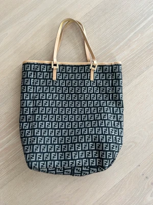 Fendi väska  - Coola liten Fendi canvas väska! 