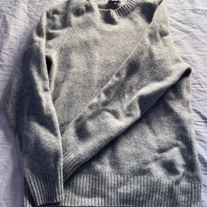 Stickad tröja - Stickad tröja från uniqlo. Storlek xs men den är mindre. 9/10 skick. Ull