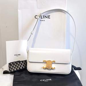Säljer min fina Celine väska i vit. ENDAST ANVÄND 1 GÅNG = NY SKICK ✨   Köpt från butiken i Stockholm den 4/3/23. Nypris kostar nu 27 000kr.  Säljs med all tillbehör som kom med väskan (dustbag,påse,kvittot) 