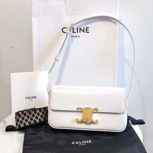 Celine Shoulder Bag - Säljer min fina Celine väska i vit. ENDAST ANVÄND 1 GÅNG = NY SKICK ✨   Köpt från butiken i Stockholm den 4/3/23. Nypris kostar nu 27 000kr.  Säljs med all tillbehör som kom med väskan (dustbag,påse,kvittot) 