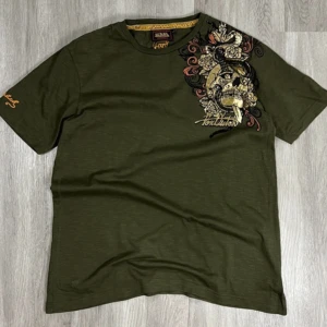 äkta von dutch - En riktigt snygg fel fri nästan aldrig använd von dutch tröja me värsta detaljerna på och skit snygg // Skriv innan köp⛔️