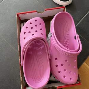 Säljer ett par rosa crocs aldrig använda bara för foto köpte för 400kr säljer för 200kr, hör av dig vid frågor :) (perfekta till sommaren)
