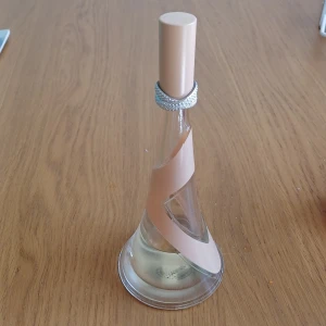 Rihanna Nude - Parfym Rihanna nude ca 55-60 procent kvar. 