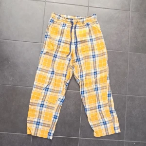Pyjamasbyxor - Gula pyjamasbyxor. Super sköna och inte för varma!! Ganska användna men i bra skick ändå!!!