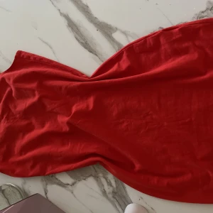 Röd klänning strl: xs  - En röd klänning som passar bra och sitter som en smek på kroppen!!😍