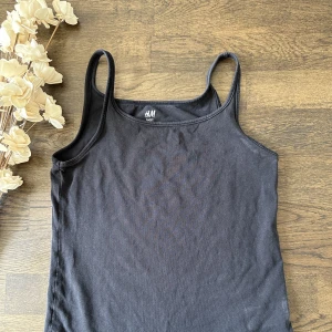 Linne - Svart linne från H&M i storlek 158/164 men passar en XS. 