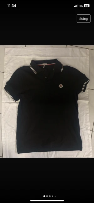 Moncler Pike - Tjena! Säljer nu min moncler piké, då jag ej använder den längre. Fick den i present förra året så inget kvitto finns. Pris kan diskuteras 