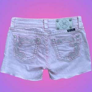 Ett par fina miss me shorts i en rosa fin färg, med fina detaljer på bakfickorna🌸 (byxorna är insydda långa jeans) (har en liten men nästan intil osynlig fläck på högra benet, se på andra bilden)
