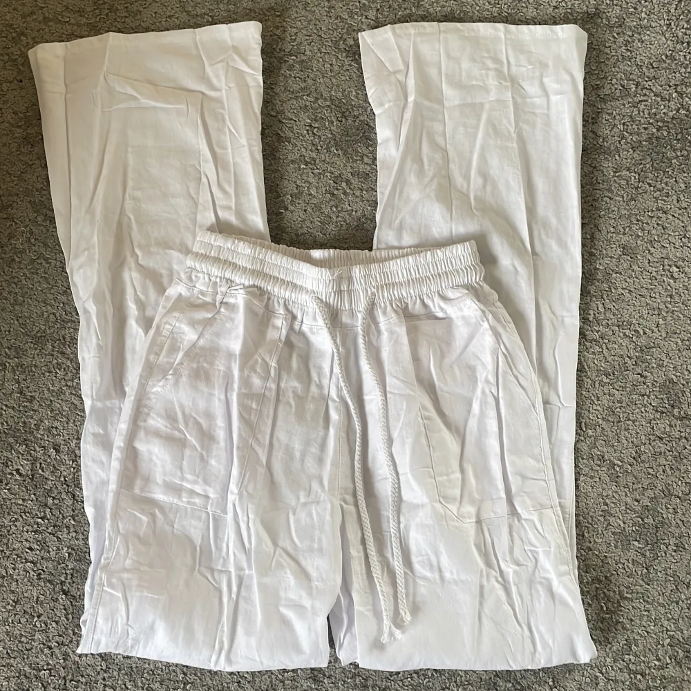 jag köpte dessa vita linnebyxorna som liknar roxy. aldrig använda, endast testade. säljer då de tyvärr inte passade mig 🥰 ⚠️pris kan diskuteras ⚠️. Jeans & Byxor.
