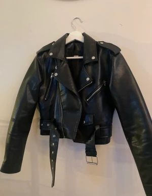 Skinnjacka - Skinnjacka i storlek xs från bikbok. Köpt förra året, knappt använd.💓