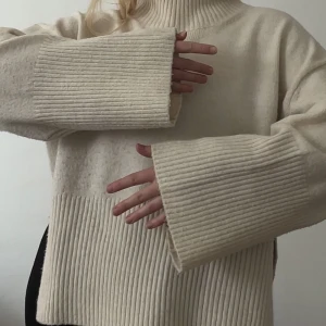 Stickad tröja - Fin stickad tröja i creme vit. Storlek S från GINA TRICOT