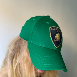 Grön keps med Lamborghini-logga (specialgjord) - Aldrig använd. Hade specialgjort den för ett event (haha). Märket är New Era