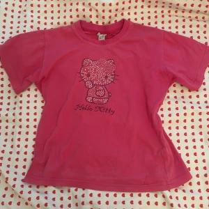 Hello kitty t-shirt  - Hello kitty babytee med rhinestones (fattas några) storlek 140 men passar XS