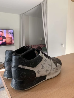 Loui Vuitton skor - Säljer mina loui vuitton skor pga av att jag ej använder dom längre, skick se bild