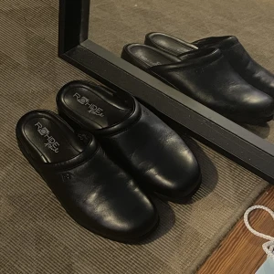 Loafers/Slides i läder - Supersnygga gubb-vibes, men de passar lite litet för mig. Står 44 men passar 43/44 imo (jag har 44.5) Sköna och rätt lätta, mycket bra för sommaren 🫶