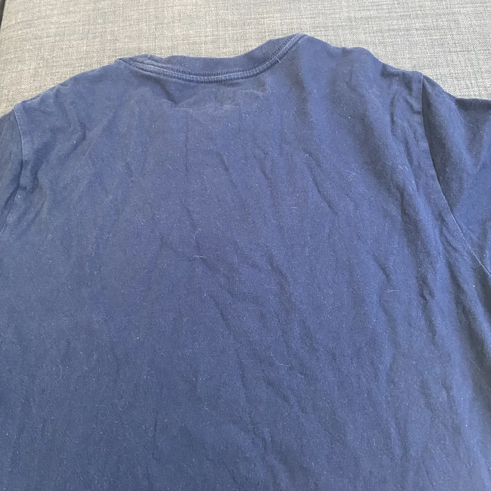 Min gamla ralph lauren t-shirt som jag inte använt på jätte länge. Storleken är ganska liten så tänk på de.  Jag står för tvätt och strykning innan jag skickar iväg den.. T-shirts.
