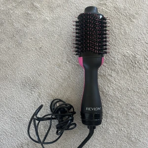 varmluftsborste från revlon❤️‍🔥 - Nästan helt oanvänd varmluftsborste från revlon! Funkar superbra, säljer pga att jag har en liknande☺️ nypris: 579kr Fint skick 