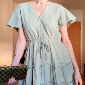 Klänning bomull S-M  - Säljer nu denna klänning i 100% bomull.  Jätte söt nu till sommaren.⚘❤   Inget att anmärka,Har knappt använts 🌱   Size: M  •Alla kläder som har använts tvättas innan de skickas   Vid frågor eller funderingar kontakta mig gärna  🤗🌻  Ha en trevlig dag 🌞