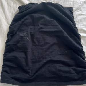 Detta är en svart tajt kjol, syd även i mitten, storlek L, från SHEIN och är använd!!