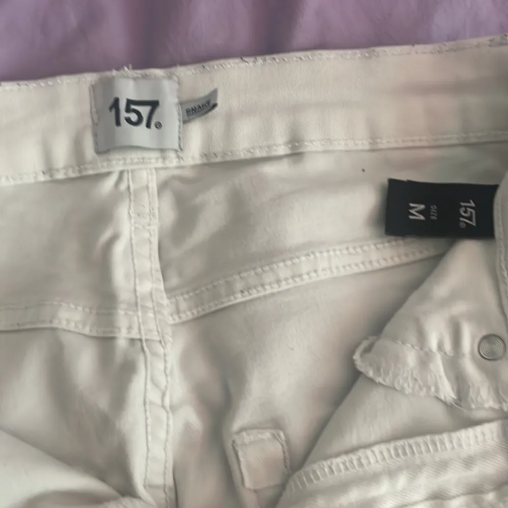 Vita skinny jeans från lager 157 använt få tal gånger storlek M men skulle kunna passa L original pris 200kr men säljer för 100kr . Jeans & Byxor.