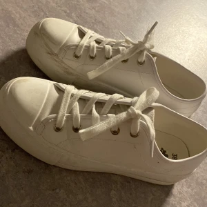 Vita sneakers  - Jättefina vita sneakers i storlek 38, använt väldigt få gånger. Säljer för att de blivit för små